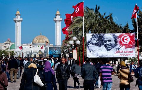 La foule arrive sur l'esplanade devant le mausolée pour accueiller l'ensemble du Gouvernement tunisien lors de la Commémoration du 11ème anniversaire de Habib Bourguiba, le père de la Nation, au mausolée Habib Bourguiba à Monastir le 6 avril 2011
