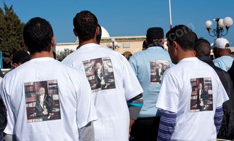 Jeunes monastirien avec des Tee shirt à l'éffigie de Habib Bourguiba lors de la Commémoration du 11ème anniversaire de Habib Bourguiba, le père de la Nation, au mausolée Habib Bourguiba à Monastir le 6 avril 2011