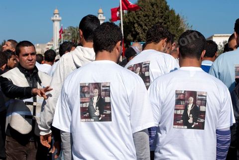 Jeunes monastirien avec des Tee shirt à l'éffigie de Habib Bourguiba lors de la Commémoration du 11ème anniversaire de Habib Bourguiba, le père de la Nation, au mausolée Habib Bourguiba à Monastir le 6 avril 2011