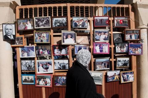 Au centre ville de Monastir le photographe Bahri Soussi expose ses photos de Habib Bourguiba lors de la Commémoration du 11ème anniversaire de Habib Bourguiba, le père de la Nation, au mausolée Habib Bourguiba à Monastir le 6 avril 2011
