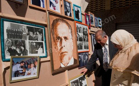 Au centre ville de Monastir le photographe Bahri Soussi expose ses photos de Habib Bourguiba lors de la Commémoration du 11ème anniversaire de Habib Bourguiba, le père de la Nation, au mausolée Habib Bourguiba à Monastir le 6 avril 2011