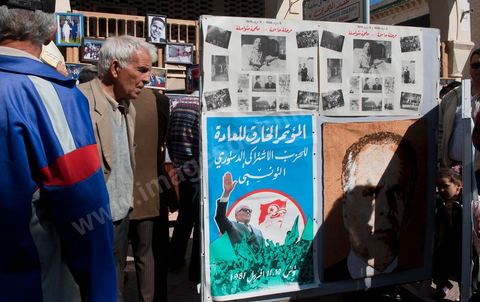 Au centre ville de Monastir le photographe Bahri Soussi expose ses photos de Habib Bourguiba lors de la Commémoration du 11ème anniversaire de Habib Bourguiba, le père de la Nation, au mausolée Habib Bourguiba à Monastir le 6 avril 2011
