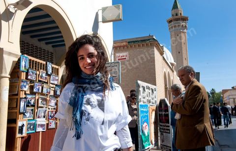 Au centre ville de Monastir le photographe Bahri Soussi expose ses photos de Habib Bourguiba lors de la Commémoration du 11ème anniversaire de Habib Bourguiba, le père de la Nation, au mausolée Habib Bourguiba à Monastir le 6 avril 2011