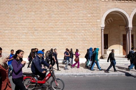 Les monastiriens rejoignent la grand esplanande devant le mausolée pour la Commémoration du 11ème anniversaire de Habib Bourguiba, le père de la Nation, au mausolée Habib Bourguiba à Monastir le 6 avril 2011