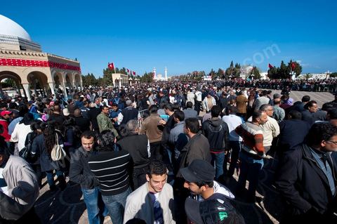 Les monastiriens rejoignent la grand esplanande devant le mausolée pour la Commémoration du 11ème anniversaire de Habib Bourguiba, le père de la Nation, au mausolée Habib Bourguiba à Monastir le 6 avril 2011