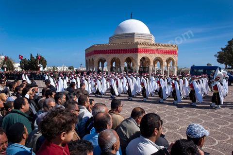 Arrivée de la Fanfare militaire sur l'esplanade du Mausolée lors de la Commémoration du 11ème anniversaire de Habib Bourguiba, le père de la Nation, au mausolée Habib Bourguiba à Monastir le 6 avril 2011