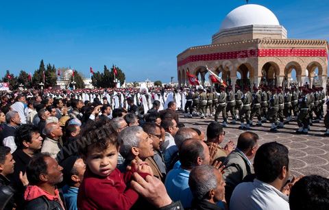 Arrivée de la Fanfare militaire sur l'esplanade du Mausolée lors de la Commémoration du 11ème anniversaire de Habib Bourguiba, le père de la Nation, au mausolée Habib Bourguiba à Monastir le 6 avril 2011