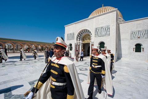 Mise en place de la Garde présidentiel dans l'enceinte du mausolée Habib Bourguiba lors de la Commémoration du 11ème anniversaire de Habib Bourguiba, le père de la Nation, au mausolée Habib Bourguiba à Monastir le 6 avril 2011