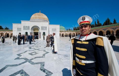 Mise en place de la Garde présidentiel dans l'enceinte du mausolée Habib Bourguiba lors de la Commémoration du 11ème anniversaire de Habib Bourguiba, le père de la Nation, au mausolée Habib Bourguiba à Monastir le 6 avril 2011