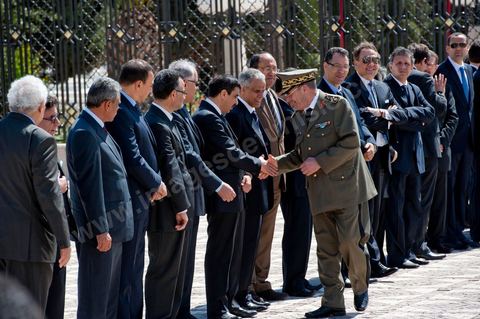 Arrivée du Général Rachid Ammar au mausolée Habib Bourguiba puis salue à l'ensemble des membres du gouvernement provisoire lors de la Commémoration du 11ème anniversaire de Habib Bourguiba, le père de la Nation, au mausolée Habib Bourguiba à Monastir le 6 avril 2011