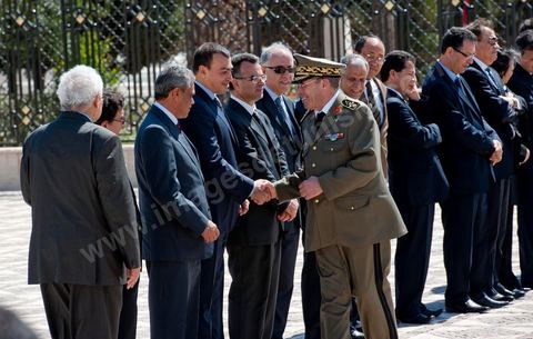 Arrivée du Général Rachid Ammar au mausolée Habib Bourguiba puis salue à l'ensemble des membres du gouvernement provisoire lors de la Commémoration du 11ème anniversaire de Habib Bourguiba, le père de la Nation, au mausolée Habib Bourguiba à Monastir le 6 avril 2011