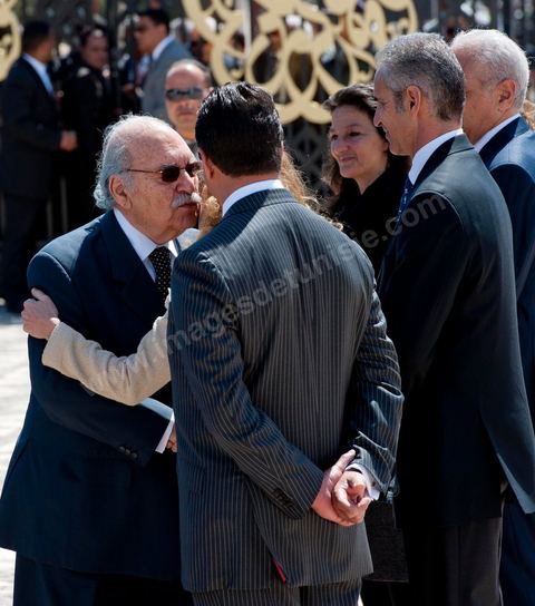 Arrivée du Président Foued MBazaa au mausolée Habib Bourguiba accueilli par le Premier Ministre M. Béji Caïd Essebsi puis salue à l'ensemble des membres du gouvernement provisoire lors de la Commémoration du 11ème anniversaire de Habib Bourguiba, le père de la Nation, au mausolée Habib Bourguiba à Monastir le 6 avril 2011