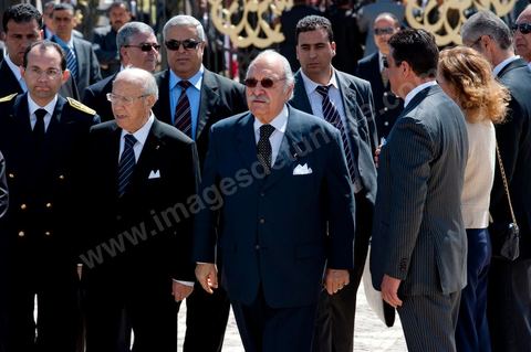Arrivée du Président Foued MBazaa au mausolée Habib Bourguiba accueilli par le Premier Ministre M. Béji Caïd Essebsi puis salue à l'ensemble des membres du gouvernement provisoire lors de la Commémoration du 11ème anniversaire de Habib Bourguiba, le père de la Nation, au mausolée Habib Bourguiba à Monastir le 6 avril 2011