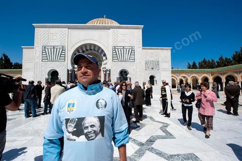 Après la cérémonie officielle, les monastiriens réinvestissent le Mausolée Habib Bourguiba pour commémorer et prier leur "Père de la Nation" lors Commémoration du 11ème anniversaire de Habib Bourguiba, le père de la Nation, au mausolée Habib Bourguiba à Monastir le 6 avril 2011