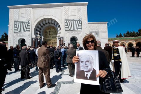 Après la cérémonie officielle, les monastiriens réinvestissent le Mausolée Habib Bourguiba pour commémorer et prier leur "Père de la Nation" lors Commémoration du 11ème anniversaire de Habib Bourguiba, le père de la Nation, au mausolée Habib Bourguiba à Monastir le 6 avril 2011