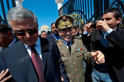 Le Général Rachid Ammar après la cérémonie officielle se rend sur l'esplanade pour un bain de foule et ait accueilli avec grande ferveur par les monastiriens lors de la Commémoration du 11ème anniversaire de Habib Bourguiba, le père de la Nation, au mausolée Habib Bourguiba à Monastir le 6 avril 2011
