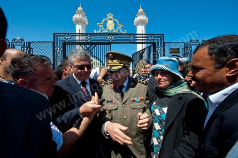 Le Général Rachid Ammar après la cérémonie officielle se rend sur l'esplanade pour un bain de foule et ait accueilli avec grande ferveur par les monastiriens lors de la Commémoration du 11ème anniversaire de Habib Bourguiba, le père de la Nation, au mausolée Habib Bourguiba à Monastir le 6 avril 2011
