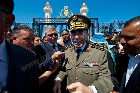 Le Général Rachid Ammar après la cérémonie officielle se rend sur l'esplanade pour un bain de foule et ait accueilli avec grande ferveur par les monastiriens lors de la Commémoration du 11ème anniversaire de Habib Bourguiba, le père de la Nation, au mausolée Habib Bourguiba à Monastir le 6 avril 2011