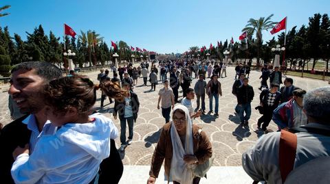 Après la cérémonie officielle, les monastiriens réinvestissent le Mausolée Habib Bourguiba pour commémorer et prier leur "Père de la Nation" lors Commémoration du 11ème anniversaire de Habib Bourguiba, le père de la Nation, au mausolée Habib Bourguiba à Monastir le 6 avril 2011