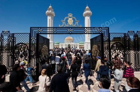 Après la cérémonie officielle, les monastiriens réinvestissent le Mausolée Habib Bourguiba pour commémorer et prier leur "Père de la Nation" lors Commémoration du 11ème anniversaire de Habib Bourguiba, le père de la Nation, au mausolée Habib Bourguiba à Monastir le 6 avril 2011