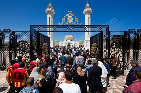 Après la cérémonie officielle, les monastiriens réinvestissent le Mausolée Habib Bourguiba pour commémorer et prier leur "Père de la Nation" lors Commémoration du 11ème anniversaire de Habib Bourguiba, le père de la Nation, au mausolée Habib Bourguiba à Monastir le 6 avril 2011