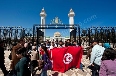 Après la cérémonie officielle, les monastiriens réinvestissent le Mausolée Habib Bourguiba pour commémorer et prier leur "Père de la Nation" lors Commémoration du 11ème anniversaire de Habib Bourguiba, le père de la Nation, au mausolée Habib Bourguiba à Monastir le 6 avril 2011