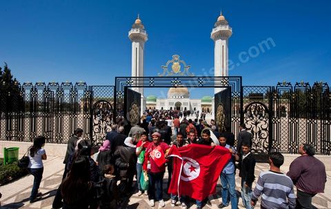 Après la cérémonie officielle, les monastiriens réinvestissent le Mausolée Habib Bourguiba pour commémorer et prier leur "Père de la Nation" lors Commémoration du 11ème anniversaire de Habib Bourguiba, le père de la Nation, au mausolée Habib Bourguiba à Monastir le 6 avril 2011