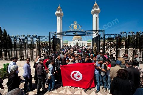 Après la cérémonie officielle, les monastiriens réinvestissent le Mausolée Habib Bourguiba pour commémorer et prier leur "Père de la Nation" lors Commémoration du 11ème anniversaire de Habib Bourguiba, le père de la Nation, au mausolée Habib Bourguiba à Monastir le 6 avril 2011