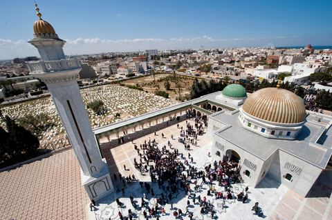 Après la cérémonie officielle, les monastiriens réinvestissent le Mausolée Habib Bourguiba pour commémorer et prier leur "Père de la Nation" lors Commémoration du 11ème anniversaire de Habib Bourguiba, le père de la Nation, au mausolée Habib Bourguiba à Monastir le 6 avril 2011