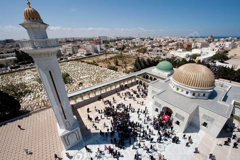 Après la cérémonie officielle, les monastiriens réinvestissent le Mausolée Habib Bourguiba pour commémorer et prier leur "Père de la Nation" lors Commémoration du 11ème anniversaire de Habib Bourguiba, le père de la Nation, au mausolée Habib Bourguiba à Monastir le 6 avril 2011