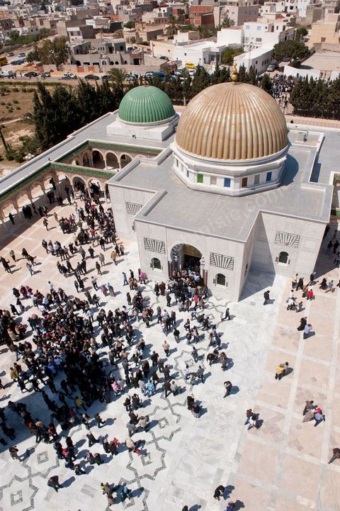 Après la cérémonie officielle, les monastiriens réinvestissent le Mausolée Habib Bourguiba pour commémorer et prier leur "Père de la Nation" lors Commémoration du 11ème anniversaire de Habib Bourguiba, le père de la Nation, au mausolée Habib Bourguiba à Monastir le 6 avril 2011