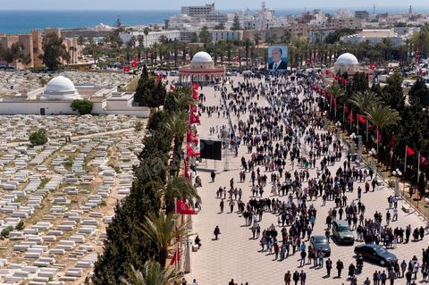 Après la cérémonie officielle, les monastiriens réinvestissent le Mausolée Habib Bourguiba pour commémorer et prier leur "Père de la Nation" lors Commémoration du 11ème anniversaire de Habib Bourguiba, le père de la Nation, au mausolée Habib Bourguiba à Monastir le 6 avril 2011