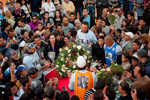 Après la cérémonie officielle, les monastiriens réinvestissent le Mausolée Habib Bourguiba pour commémorer et prier leur "Père de la Nation" lors Commémoration du 11ème anniversaire de Habib Bourguiba, le père de la Nation, au mausolée Habib Bourguiba à Monastir le 6 avril 2011