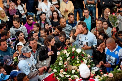 Après la cérémonie officielle, les monastiriens réinvestissent le Mausolée Habib Bourguiba pour commémorer et prier leur "Père de la Nation" lors Commémoration du 11ème anniversaire de Habib Bourguiba, le père de la Nation, au mausolée Habib Bourguiba à Monastir le 6 avril 2011
