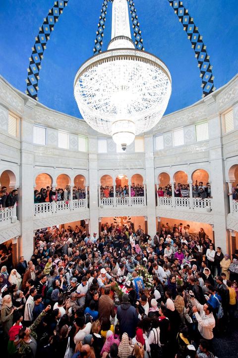 Après la cérémonie officielle, les monastiriens réinvestissent le Mausolée Habib Bourguiba pour commémorer et prier leur "Père de la Nation" lors Commémoration du 11ème anniversaire de Habib Bourguiba, le père de la Nation, au mausolée Habib Bourguiba à Monastir le 6 avril 2011