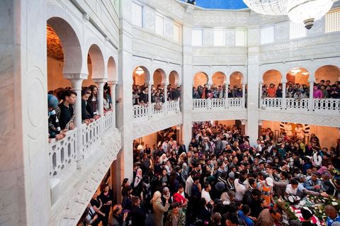 Après la cérémonie officielle, les monastiriens réinvestissent le Mausolée Habib Bourguiba pour commémorer et prier leur "Père de la Nation" lors Commémoration du 11ème anniversaire de Habib Bourguiba, le père de la Nation, au mausolée Habib Bourguiba à Monastir le 6 avril 2011