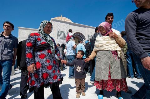 Après la cérémonie officielle, les monastiriens réinvestissent le Mausolée Habib Bourguiba pour commémorer et prier leur "Père de la Nation" lors Commémoration du 11ème anniversaire de Habib Bourguiba, le père de la Nation, au mausolée Habib Bourguiba à Monastir le 6 avril 2011
