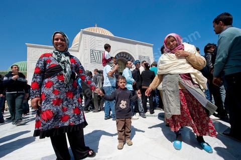 Après la cérémonie officielle, les monastiriens réinvestissent le Mausolée Habib Bourguiba pour commémorer et prier leur "Père de la Nation" lors Commémoration du 11ème anniversaire de Habib Bourguiba, le père de la Nation, au mausolée Habib Bourguiba à Monastir le 6 avril 2011