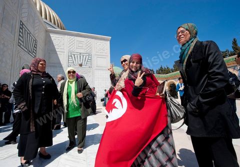 Après la cérémonie officielle, les monastiriens réinvestissent le Mausolée Habib Bourguiba pour commémorer et prier leur "Père de la Nation" lors Commémoration du 11ème anniversaire de Habib Bourguiba, le père de la Nation, au mausolée Habib Bourguiba à Monastir le 6 avril 2011