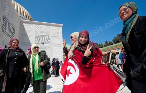 Après la cérémonie officielle, les monastiriens réinvestissent le Mausolée Habib Bourguiba pour commémorer et prier leur "Père de la Nation" lors Commémoration du 11ème anniversaire de Habib Bourguiba, le père de la Nation, au mausolée Habib Bourguiba à Monastir le 6 avril 2011