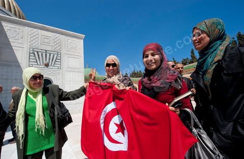 Après la cérémonie officielle, les monastiriens réinvestissent le Mausolée Habib Bourguiba pour commémorer et prier leur "Père de la Nation" lors Commémoration du 11ème anniversaire de Habib Bourguiba, le père de la Nation, au mausolée Habib Bourguiba à Monastir le 6 avril 2011