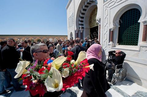 Après la cérémonie officielle, les monastiriens réinvestissent le Mausolée Habib Bourguiba pour commémorer et prier leur "Père de la Nation" lors Commémoration du 11ème anniversaire de Habib Bourguiba, le père de la Nation, au mausolée Habib Bourguiba à Monastir le 6 avril 2011