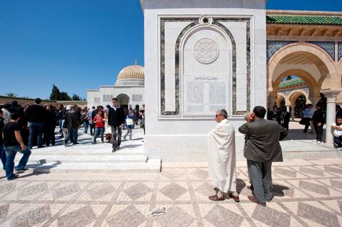 Après la cérémonie officielle, les monastiriens réinvestissent le Mausolée Habib Bourguiba pour commémorer et prier leur "Père de la Nation" lors Commémoration du 11ème anniversaire de Habib Bourguiba, le père de la Nation, au mausolée Habib Bourguiba à Monastir le 6 avril 2011
