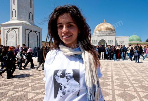 Après la cérémonie officielle, les monastiriens réinvestissent le Mausolée Habib Bourguiba pour commémorer et prier leur "Père de la Nation" lors Commémoration du 11ème anniversaire de Habib Bourguiba, le père de la Nation, au mausolée Habib Bourguiba à Monastir le 6 avril 2011