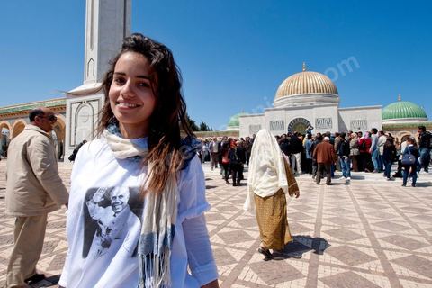 Après la cérémonie officielle, les monastiriens réinvestissent le Mausolée Habib Bourguiba pour commémorer et prier leur "Père de la Nation" lors Commémoration du 11ème anniversaire de Habib Bourguiba, le père de la Nation, au mausolée Habib Bourguiba à Monastir le 6 avril 2011