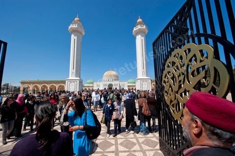 Après la cérémonie officielle, les monastiriens réinvestissent le Mausolée Habib Bourguiba pour commémorer et prier leur "Père de la Nation" lors Commémoration du 11ème anniversaire de Habib Bourguiba, le père de la Nation, au mausolée Habib Bourguiba à Monastir le 6 avril 2011