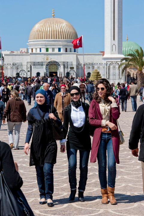 Après la cérémonie officielle, les monastiriens réinvestissent le Mausolée Habib Bourguiba pour commémorer et prier leur "Père de la Nation" lors Commémoration du 11ème anniversaire de Habib Bourguiba, le père de la Nation, au mausolée Habib Bourguiba à Monastir le 6 avril 2011