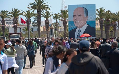 Après la cérémonie officielle, les monastiriens réinvestissent le Mausolée Habib Bourguiba pour commémorer et prier leur "Père de la Nation" lors Commémoration du 11ème anniversaire de Habib Bourguiba, le père de la Nation, au mausolée Habib Bourguiba à Monastir le 6 avril 2011