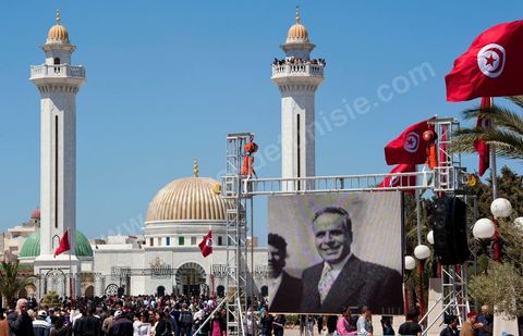 Après la cérémonie officielle, les monastiriens réinvestissent le Mausolée Habib Bourguiba pour commémorer et prier leur "Père de la Nation" lors Commémoration du 11ème anniversaire de Habib Bourguiba, le père de la Nation, au mausolée Habib Bourguiba à Monastir le 6 avril 2011