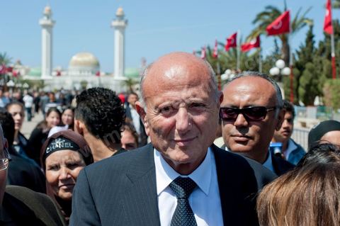 Nejib Chebbi candidat du PDP à la rencontre des monastiriens sur l'esplanade lors de la Commémoration du 11ème anniversaire de Habib Bourguiba, le père de la Nation, au mausolée Habib Bourguiba à Monastir le 6 avril 2011